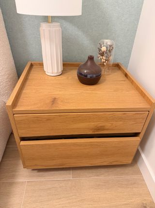 Mesita de noche de madera con lámpara