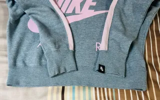 Sudadera Nike con capucha gris y rosa