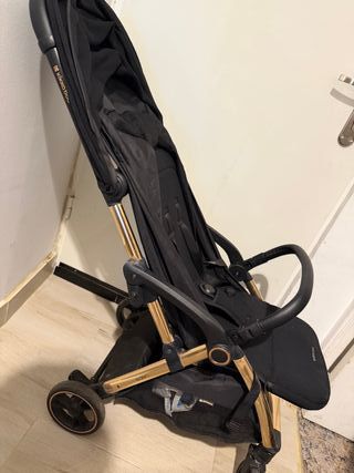 Carrito de paseo bebé negro y dorado
