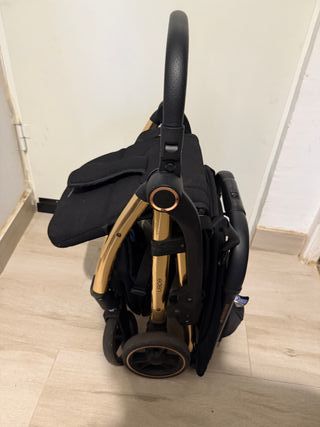 Carrito de paseo bebé negro y dorado