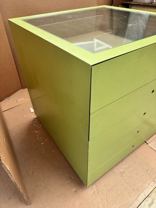 Cómoda grande verde con tapa de cristal