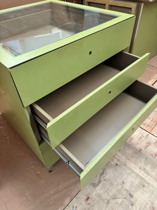 Cómoda grande verde con tapa de cristal