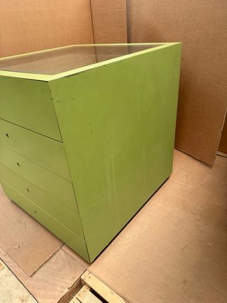 Cómoda grande verde con tapa de cristal