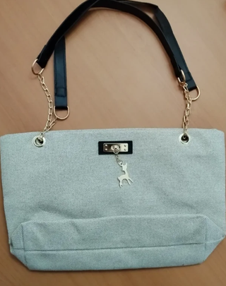 Bolso beige con detalles dorados