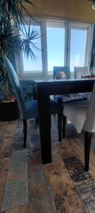 Mesa de comedor de madera y tela