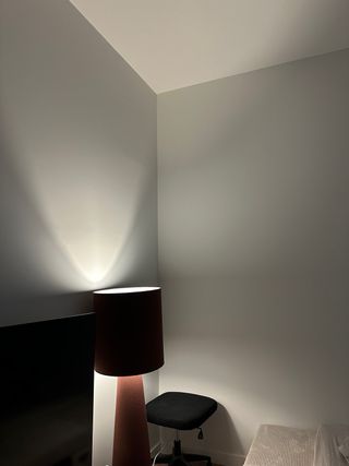 Lámpara de pie marrón