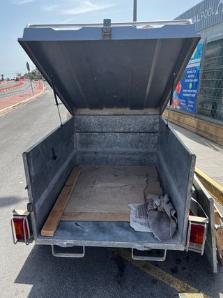 Remolque de carga metálico