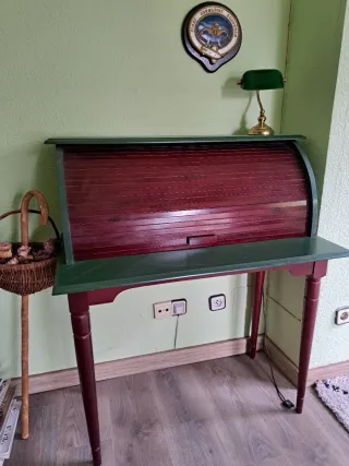 Escritorio antiguo de madera