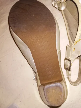 Zapatos bajo con flor beige y dorado