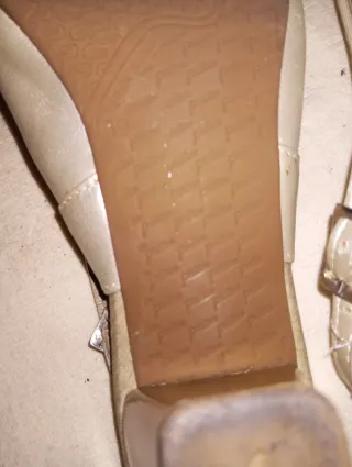 Zapatos bajo con flor beige y dorado