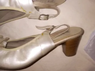 Zapatos bajo con flor beige y dorado