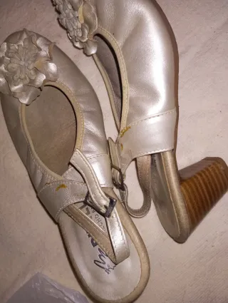 Zapatos bajo con flor beige y dorado