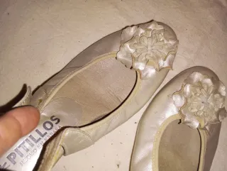 Zapatos bajo con flor beige y dorado