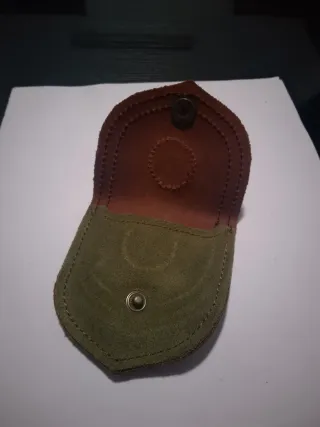Monedero de cuero marrón y verde