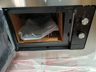 Microondas plateado con mandos giratorios