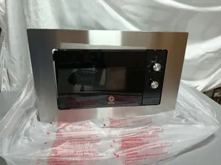 Microondas plateado con mandos giratorios