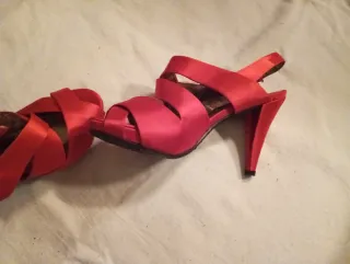 Elegantes sandalias rojas para fiesta