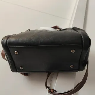 Bolso negro con colgante de gato