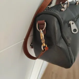 Bolso negro con colgante de gato