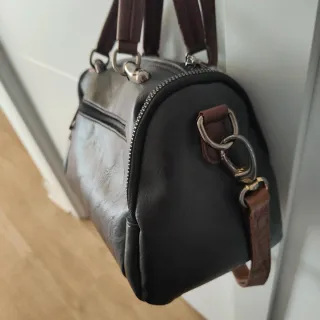 Bolso negro con colgante de gato