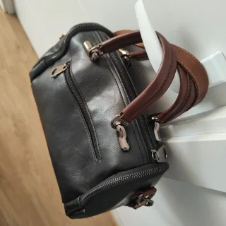 Bolso negro con colgante de gato