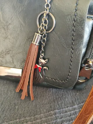 Bolso negro con colgante de gato