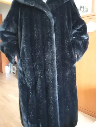 Abrigo largo piel sintética negro