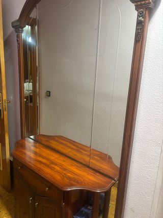 Aparador de madera con espejo