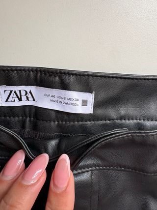 Pantalón efecto piel Zara negro