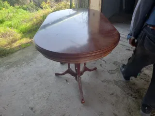 Mesa de comedor ovalada de madera