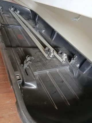 Cofre de coche con sus bacas y anclajes