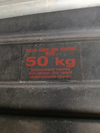 Cofre de coche con sus bacas y anclajes