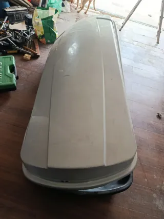 Cofre de coche con sus bacas y anclajes