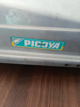 Cofre de coche con sus bacas y anclajes