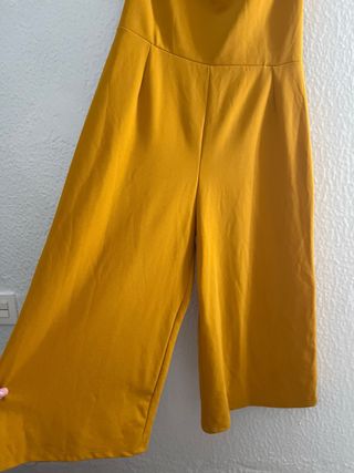 Mono amarillo con tirantes