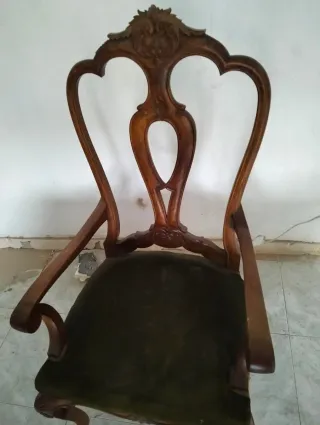 Mesa y 8 sillas talladas estilo antiguo