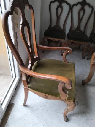 Mesa y 8 sillas talladas estilo antiguo