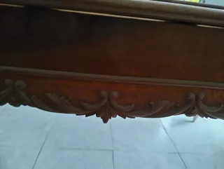 Mesa y 8 sillas talladas estilo antiguo