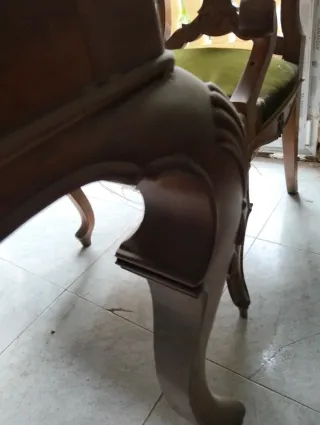 Mesa y 8 sillas talladas estilo antiguo