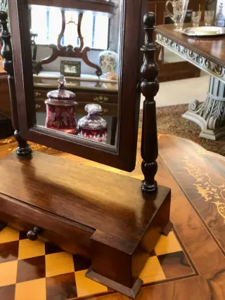 Toucador romântico antigo