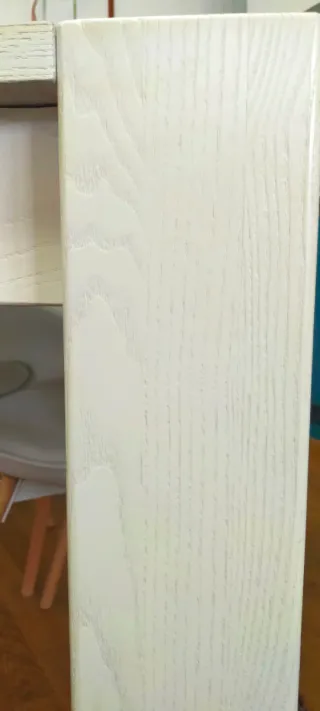 Tavolo in legno bianco robusto