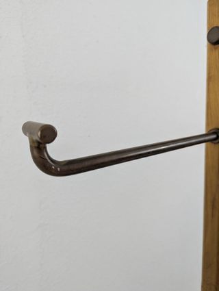 Perchero de madera y bronce