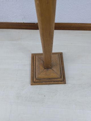 Perchero de madera y bronce