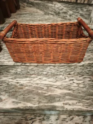 Cesta de mimbre con asas de madera