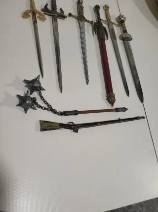 Espadas decorativas abrecartas