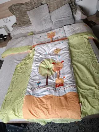 Conjunto edredón y chichonera infantil jirafa