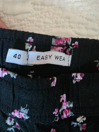 Pantalones negros con estampado floral rosa