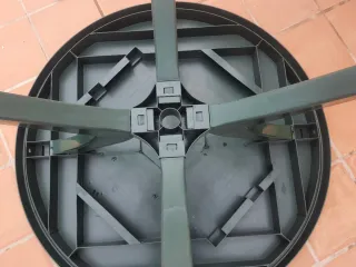 Mesa redonda jardín verde y blanco