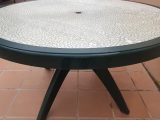 Mesa redonda jardín verde y blanco