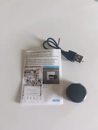 Localizador GPS QXGPS con cable USB.